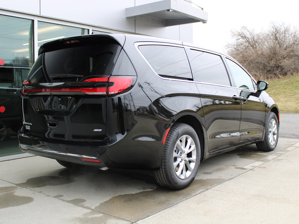 New 2026 Chrysler Pacifica Select AWD/4WD image 8