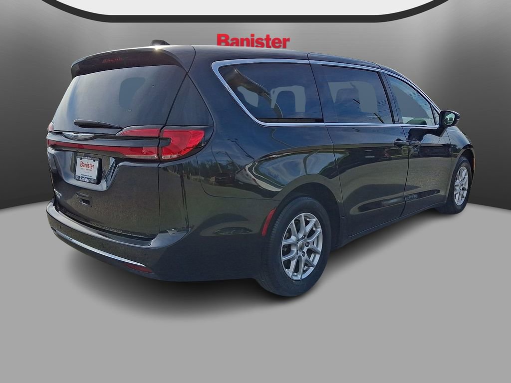 Used 2024 Chrysler Pacifica Touring-L image 4