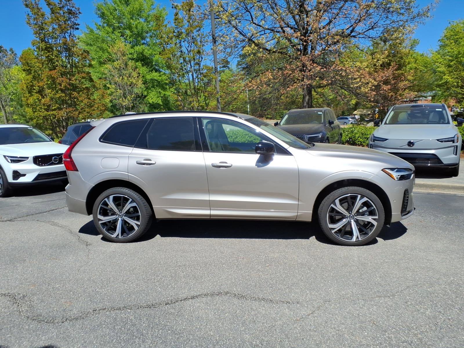 Used 2024 Volvo XC60 B5 Ultimate w/ Protection Package Premier image 2