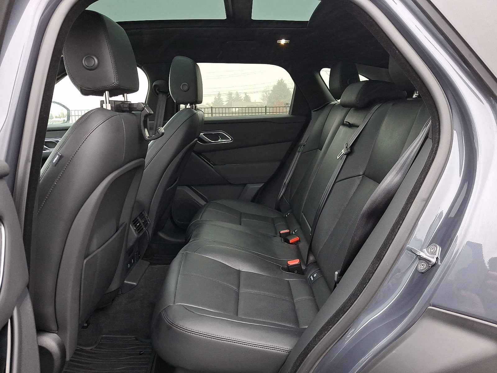 Used 2025 Land Rover Range Rover Velar Dynamic SE image 9