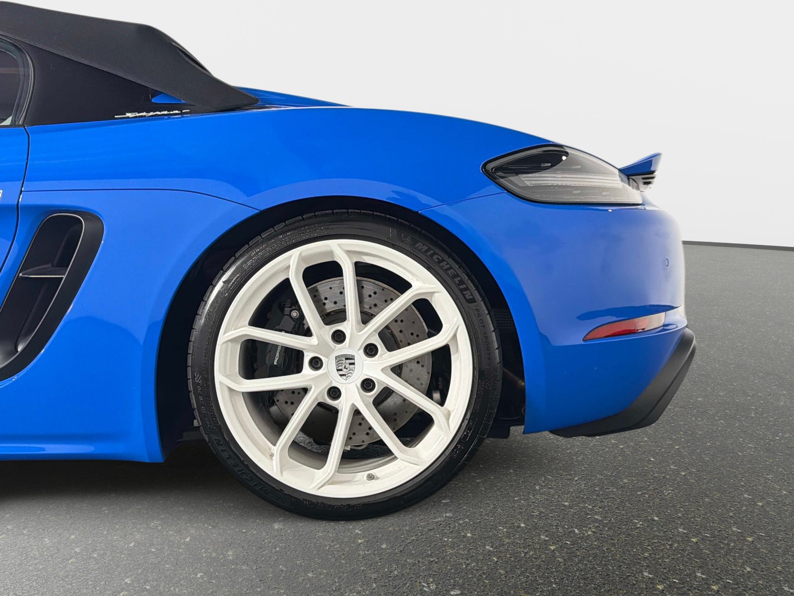 Used 2023 Porsche 718 Boxster Spyder RWD image 15