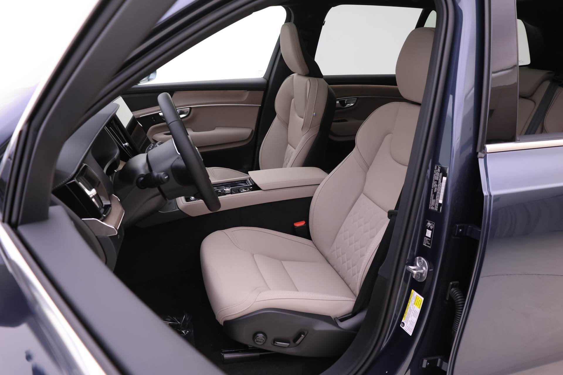 New 2026 Volvo XC90 B6 Plus w/ Protection Package Premier image 7