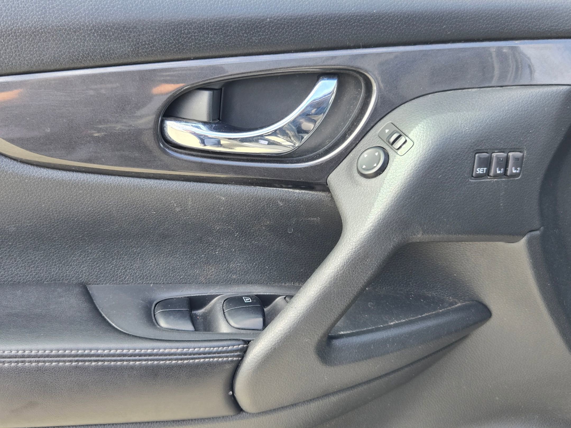 Used 2018 Nissan Rogue SV w/ Premium Package image 21