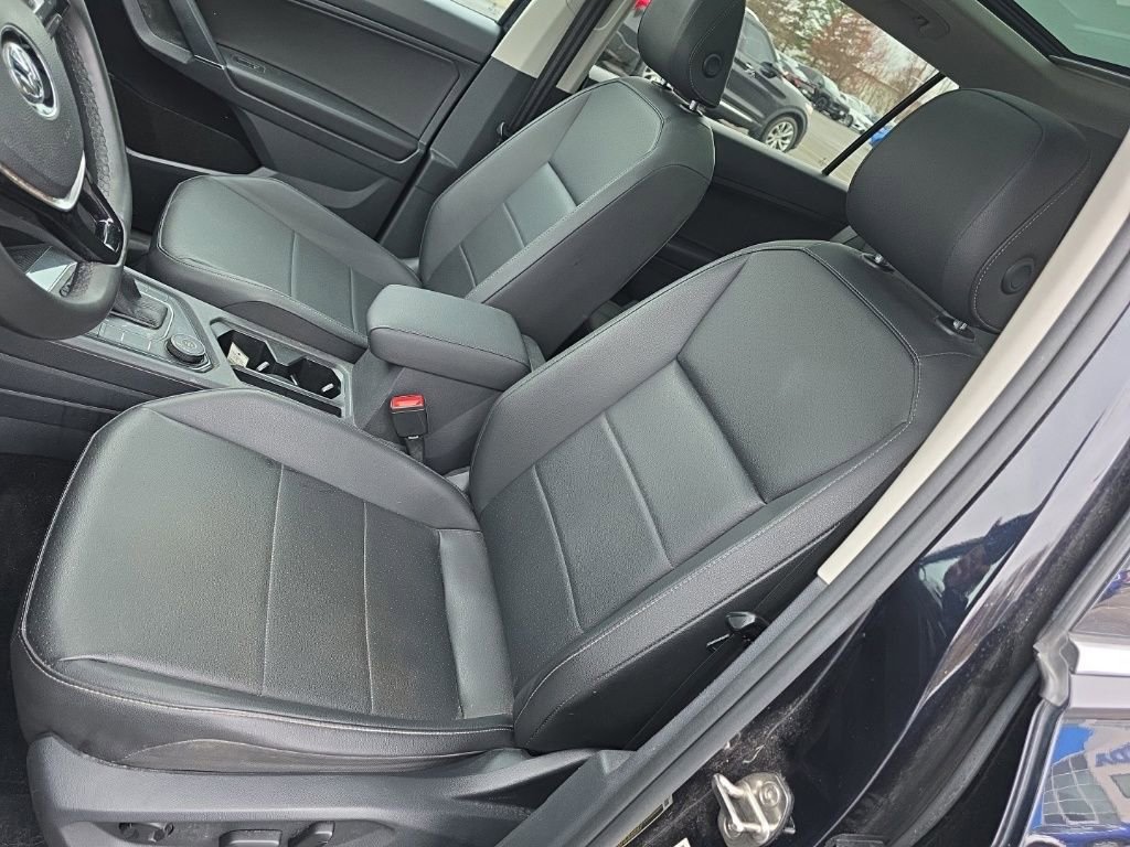 Used 2020 Volkswagen Tiguan SE w/ Panoramic Sunroof Package image 11