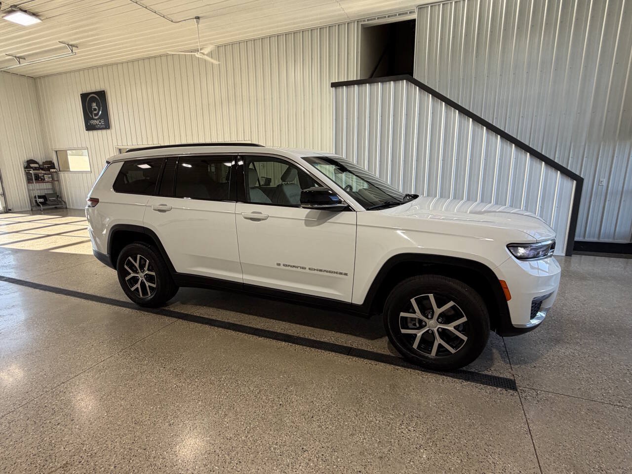 Used 2025 Jeep Grand Cherokee L Limited AWD/4WD image 3