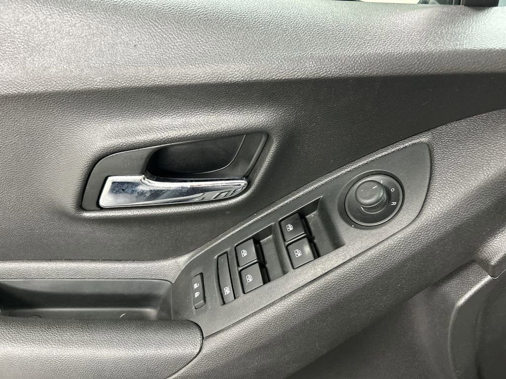 Used 2020 Chevrolet Trax LS image 11