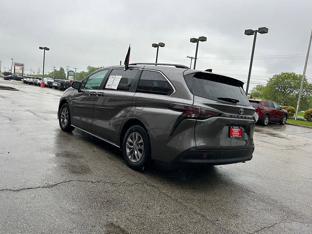 Certified 2023 Toyota Sienna LE AWD/4WD image 3