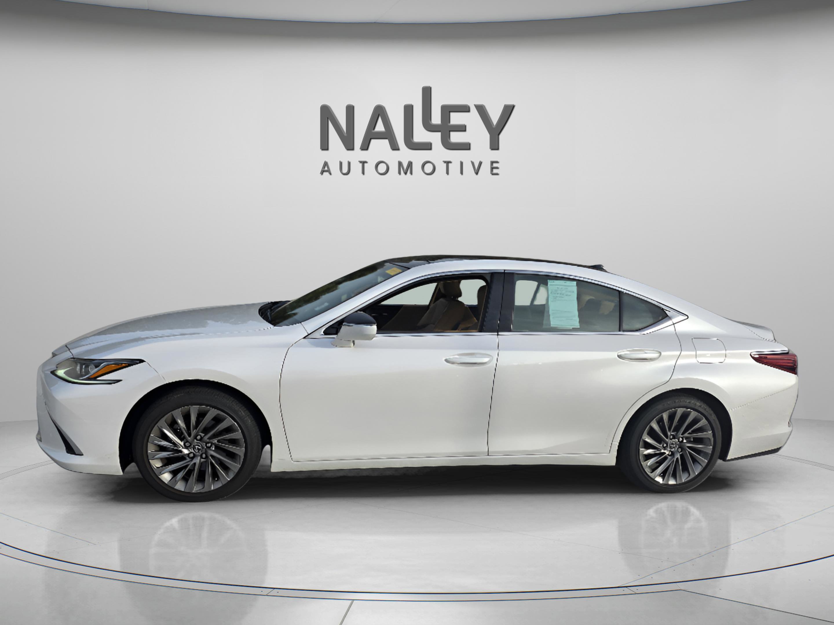 Used 2024 Lexus ES 350 w/ Luxury Package image 2