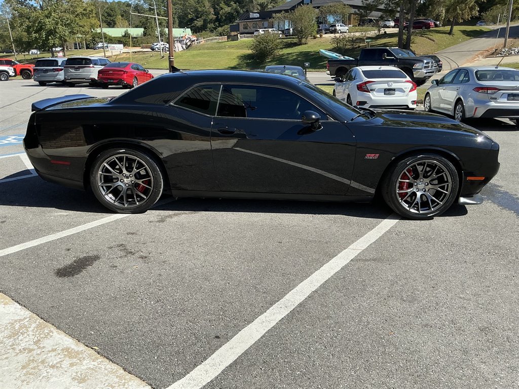Used 2015 Dodge Challenger SRT RWD image 7