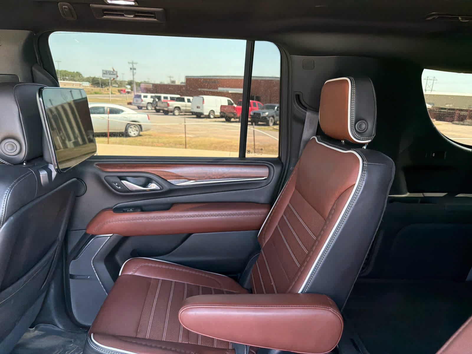 Used 2023 GMC Yukon XL Denali Ultimate AWD/4WD image 7