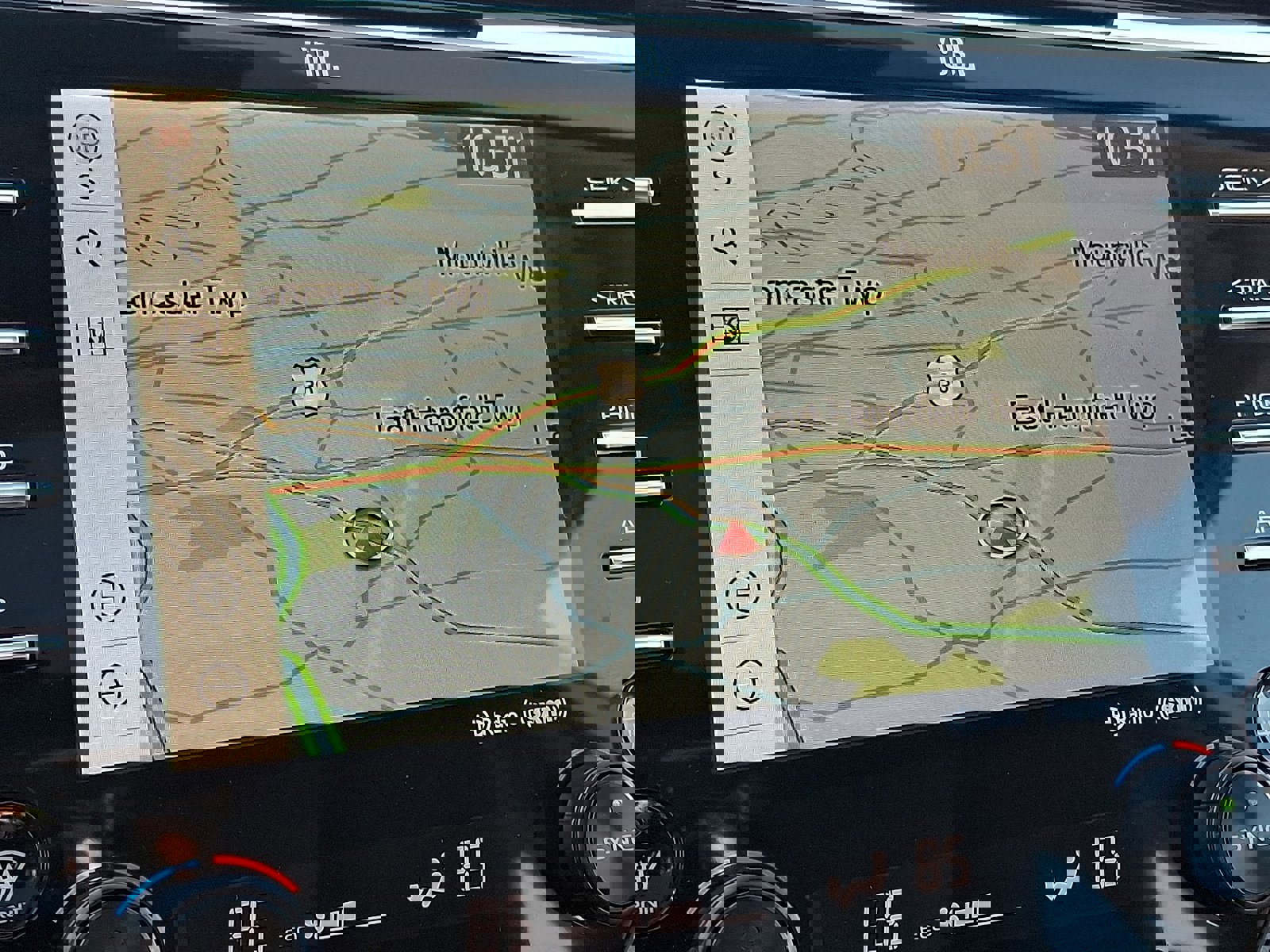 Used 2020 Toyota Camry XLE w/ Sunroof Package image 17