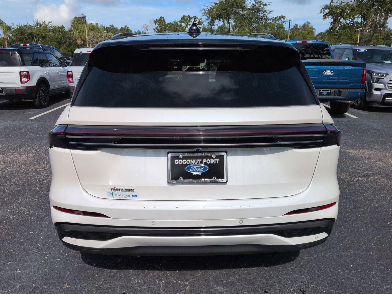 Used 2025 Lincoln Nautilus Reserve w/ Jet Appearance Package AWD/4WD image 5