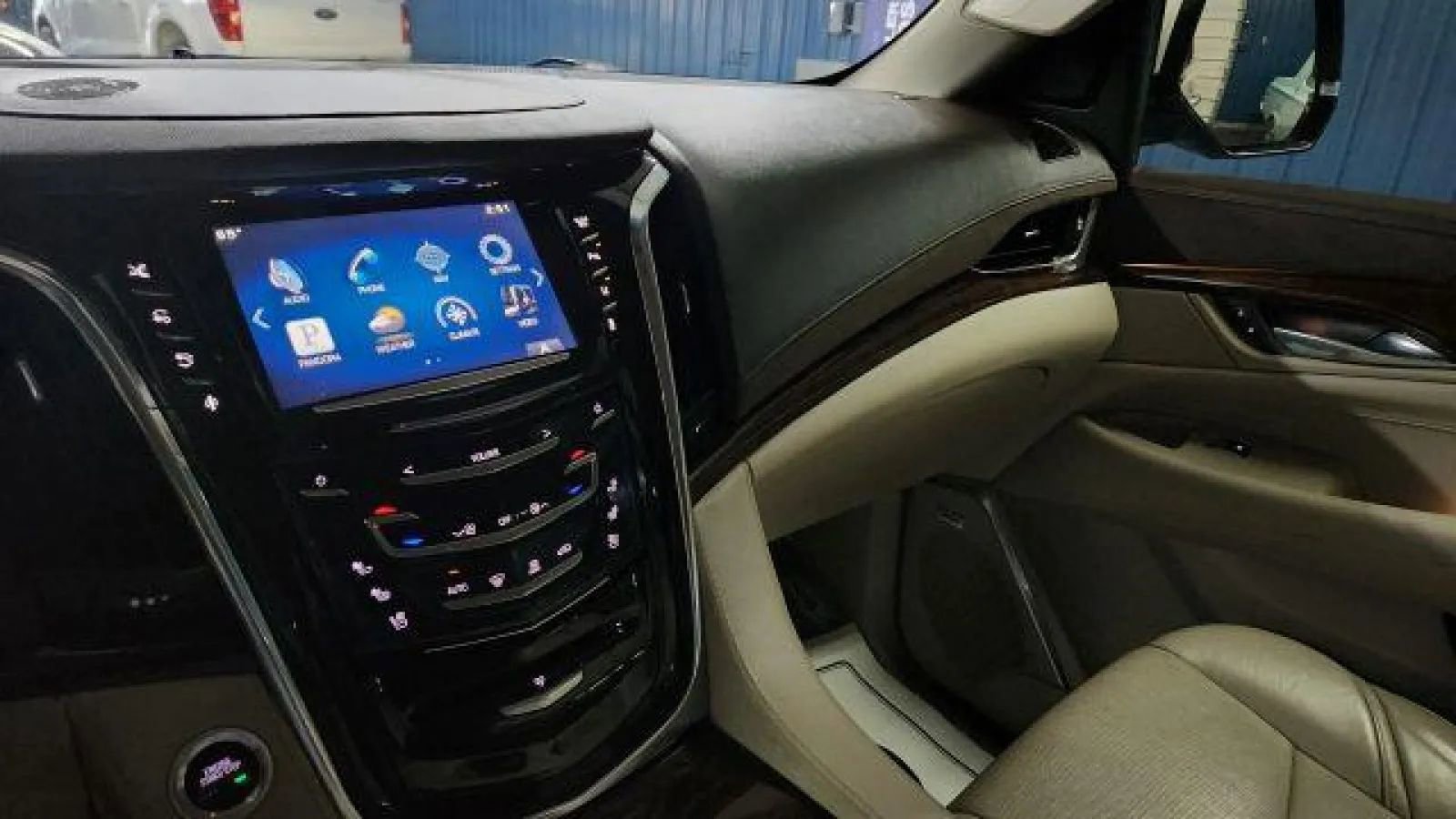 Used 2015 Cadillac Escalade Premium image 37