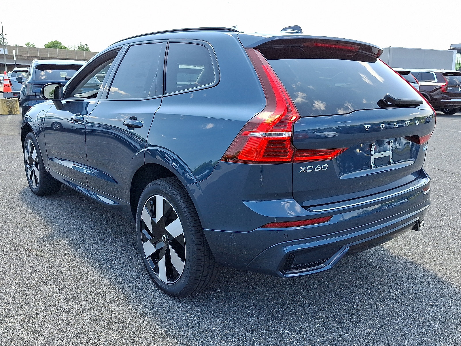 Certified 2025 Volvo XC60 T8 Plus w/ Protection Package Premier image 4