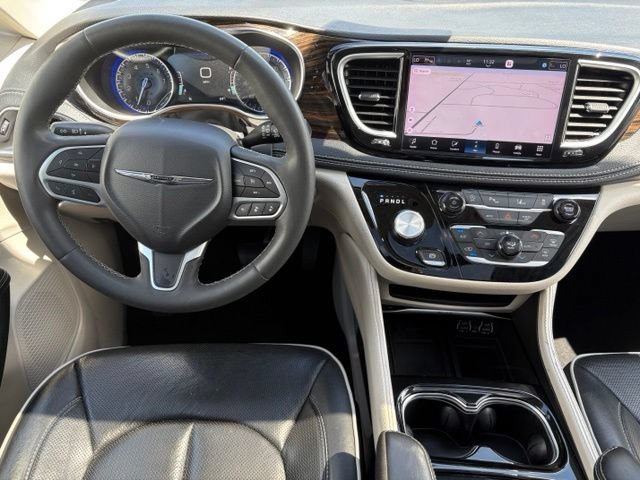 Used 2023 Chrysler Pacifica Limited FWD image 3