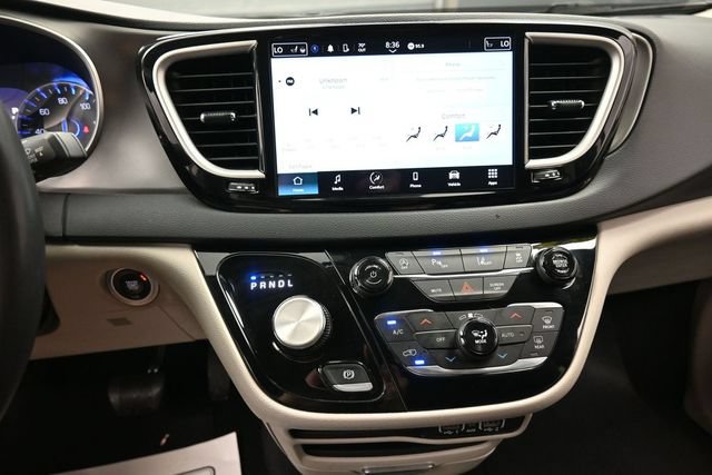 Used 2023 Chrysler Pacifica Touring-L FWD image 10