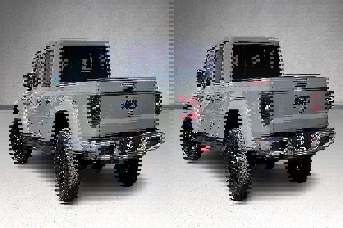 Used 2023 Jeep Gladiator Overland image 32