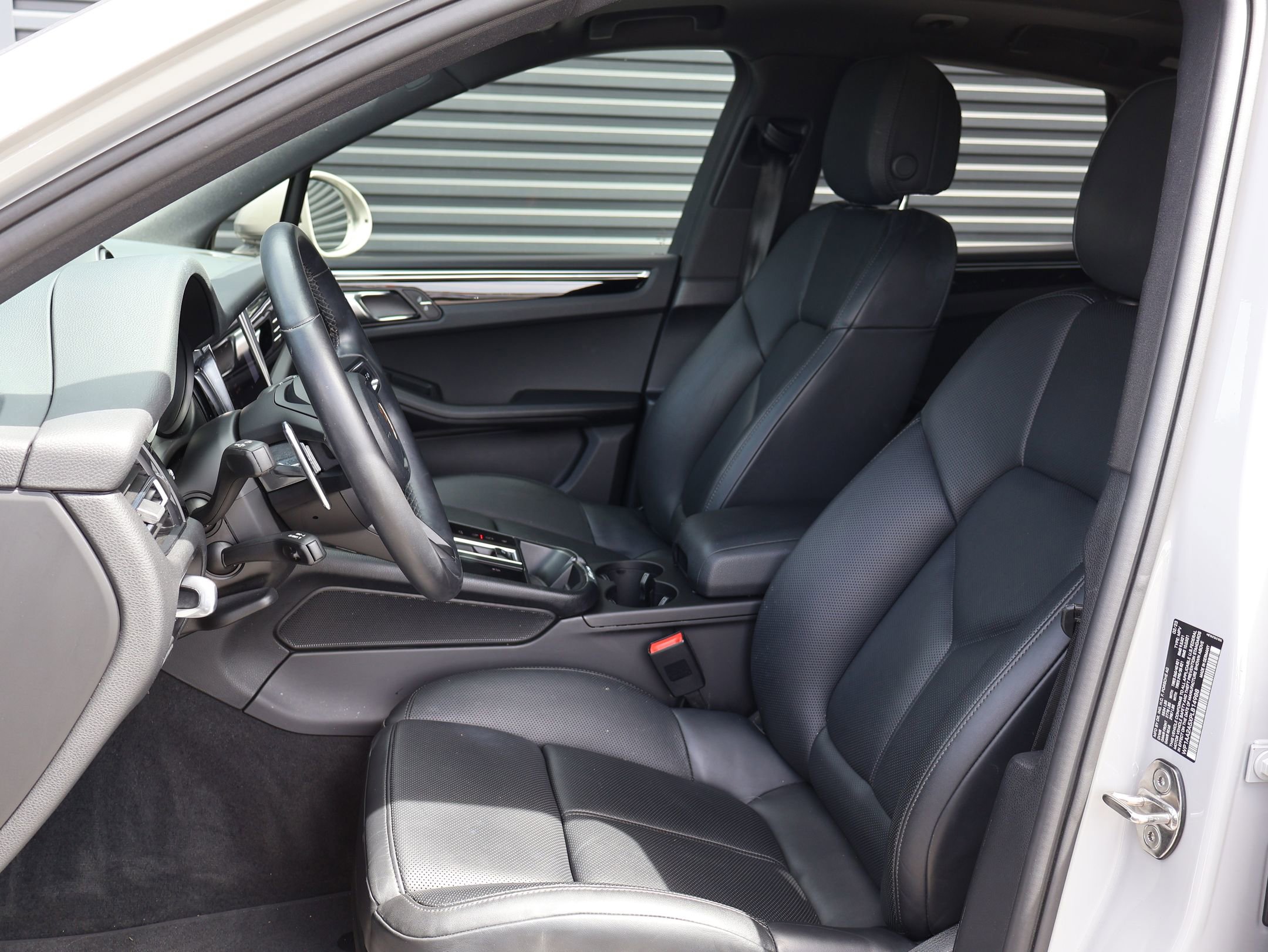 Certified 2023 Porsche Macan image 5