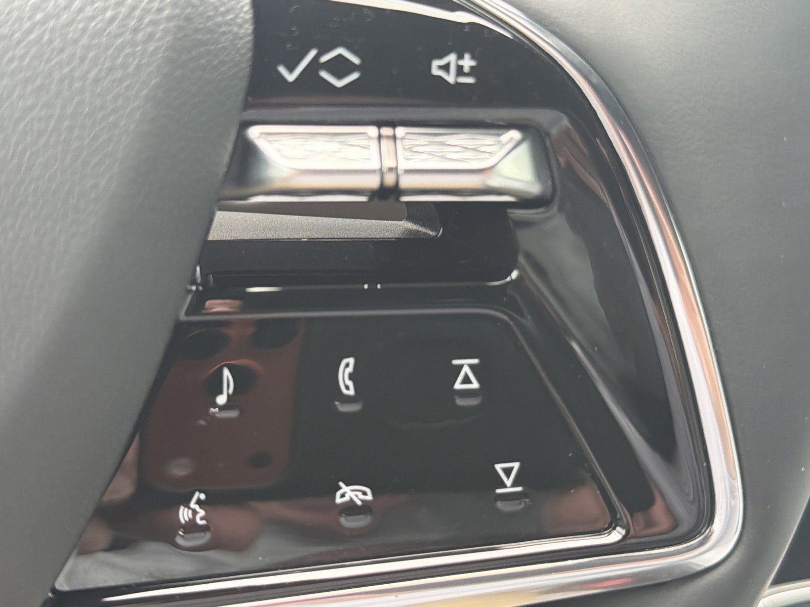 Used 2024 Cadillac Lyriq Luxury RWD image 28