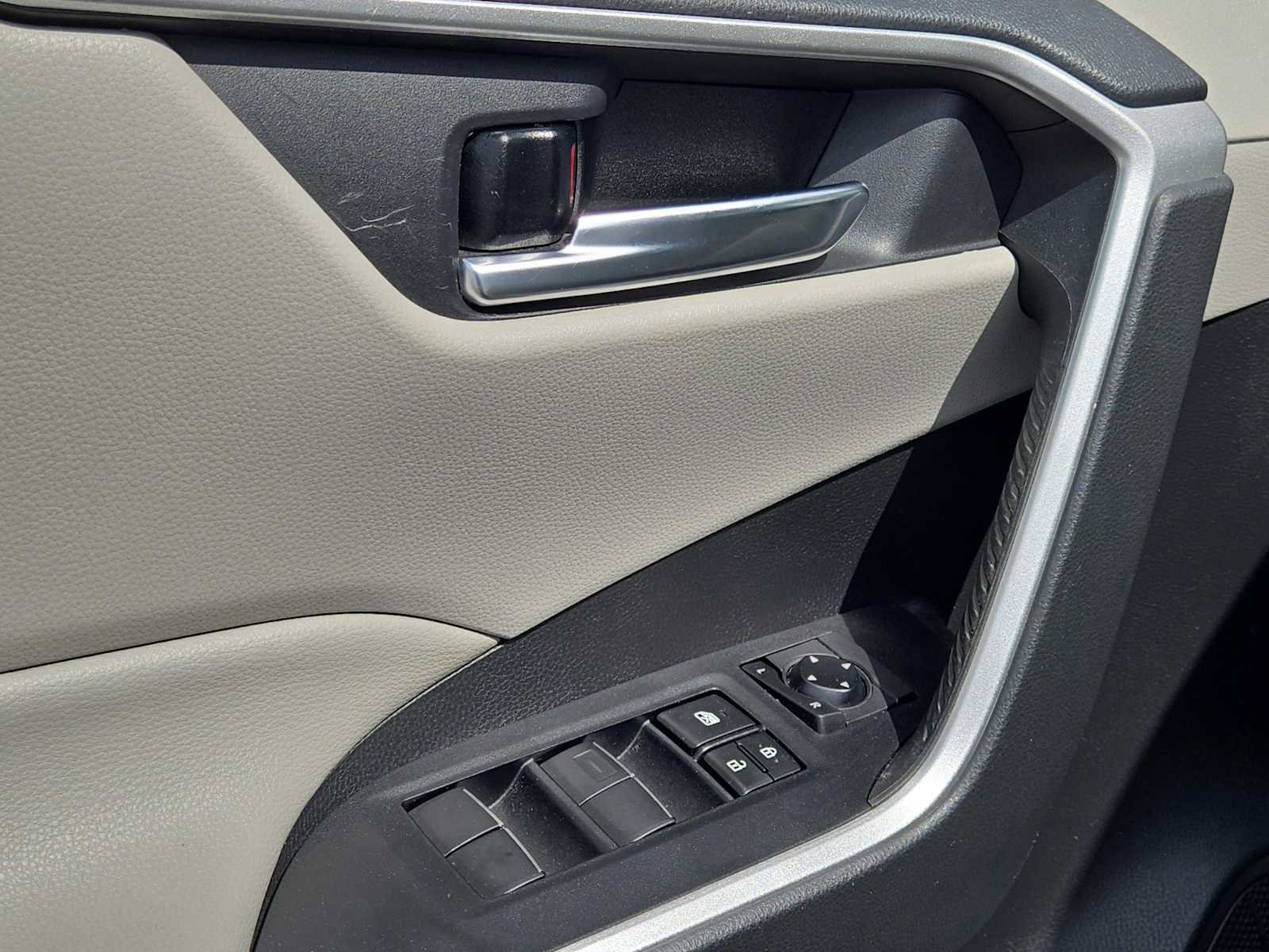 Used 2020 Toyota RAV4 XLE Premium image 20