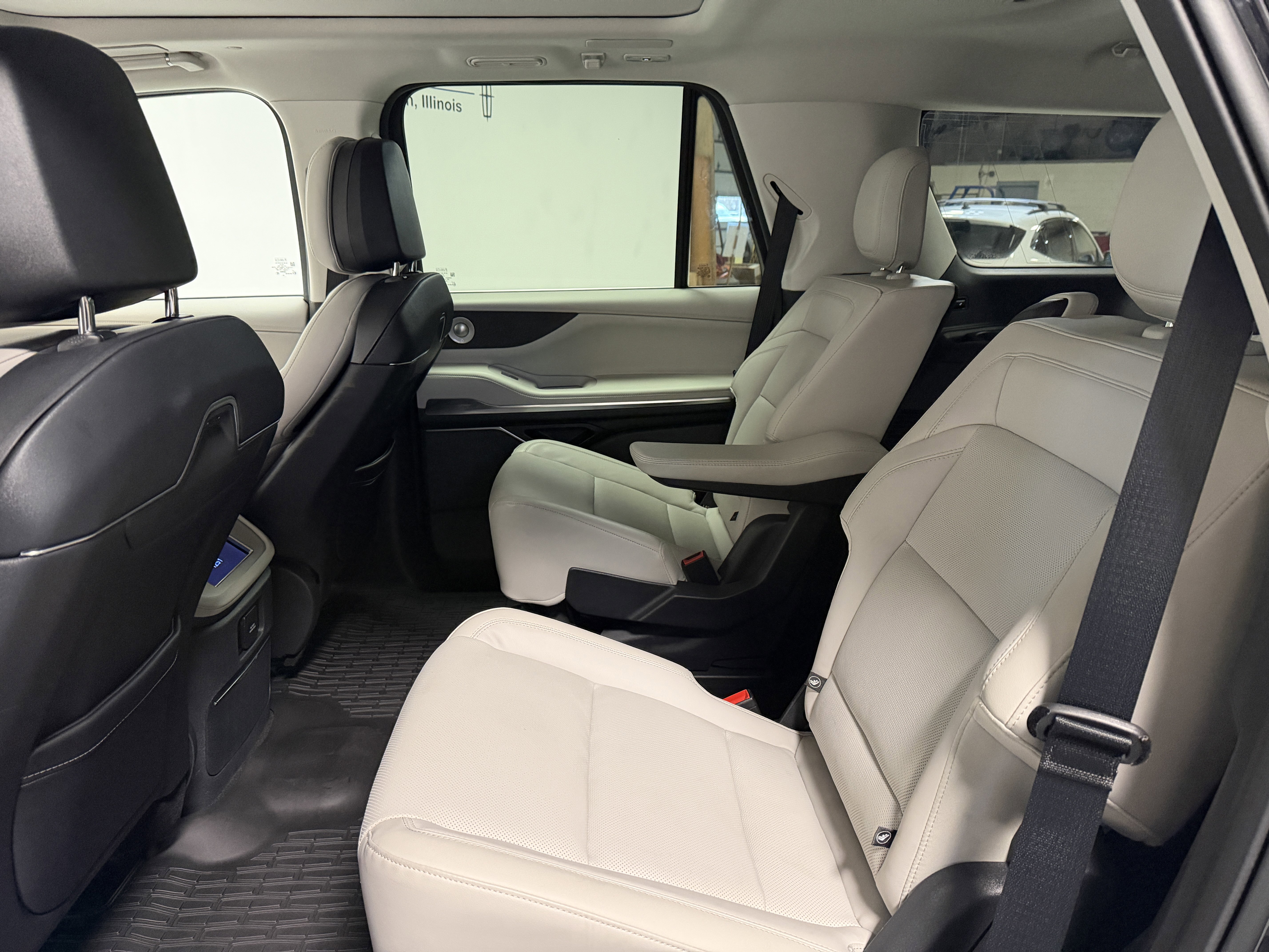 Used 2025 Lincoln Navigator Reserve image 26