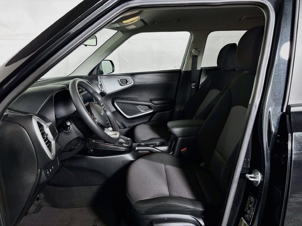 Used 2024 Kia Soul LX w/ Option Group 015 FWD image 11