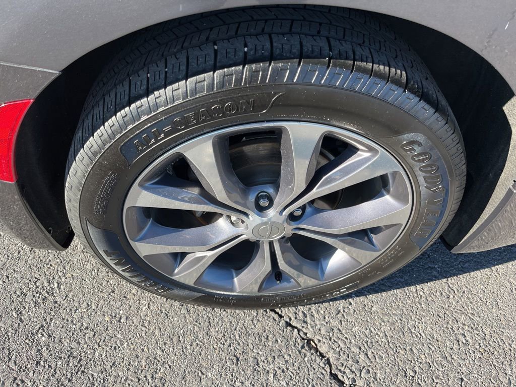 Used 2018 Chrysler Pacifica Limited w/ Tire & Wheel Group image 10