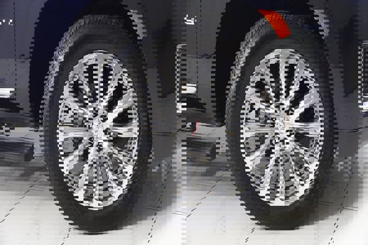 Used 2021 GMC Yukon Denali w/ Denali Premium Package image 18