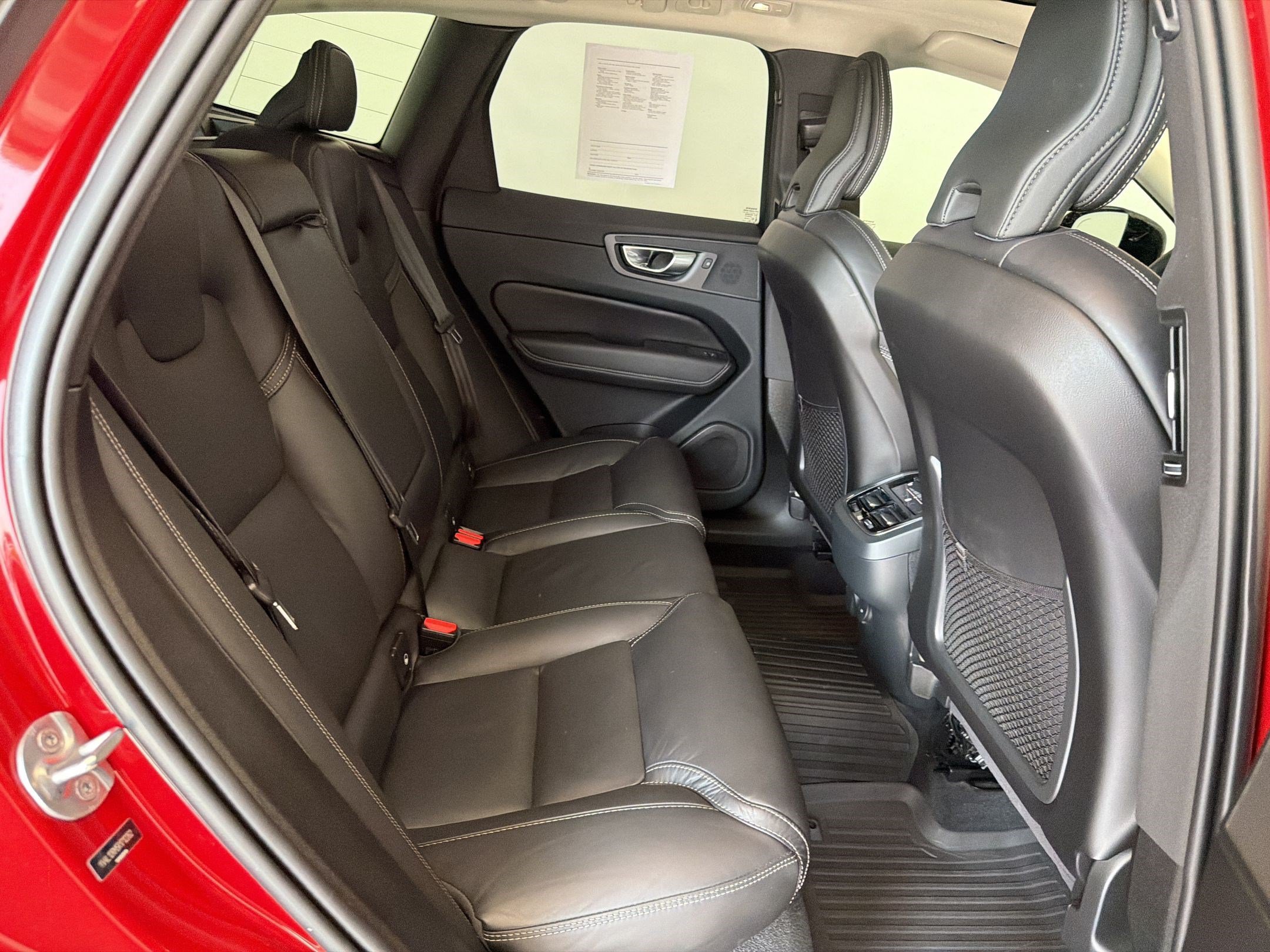 Used 2024 Volvo XC60 B5 Ultimate w/ Protection Package Premier AWD/4WD image 31
