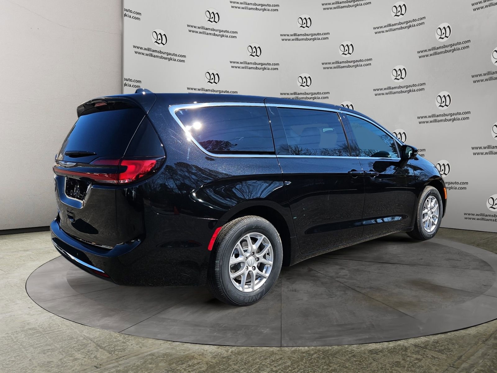 New 2026 Chrysler Pacifica Select image 5