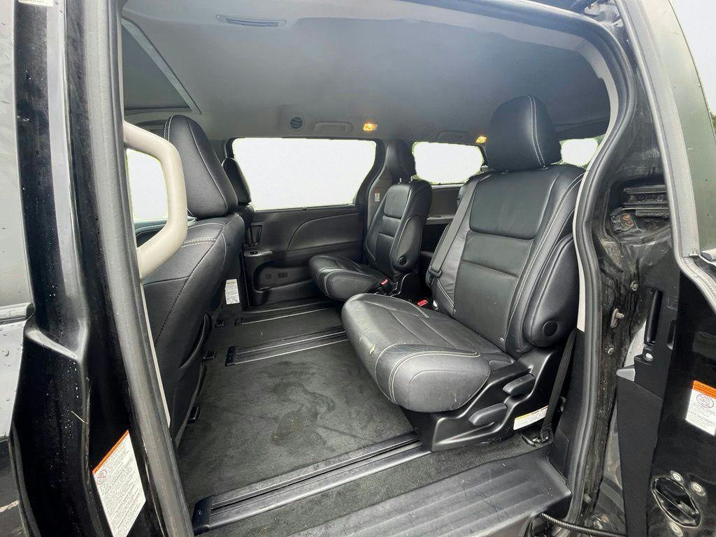 Used 2016 Toyota Sienna SE w/ SE Preferred Package FWD image 23