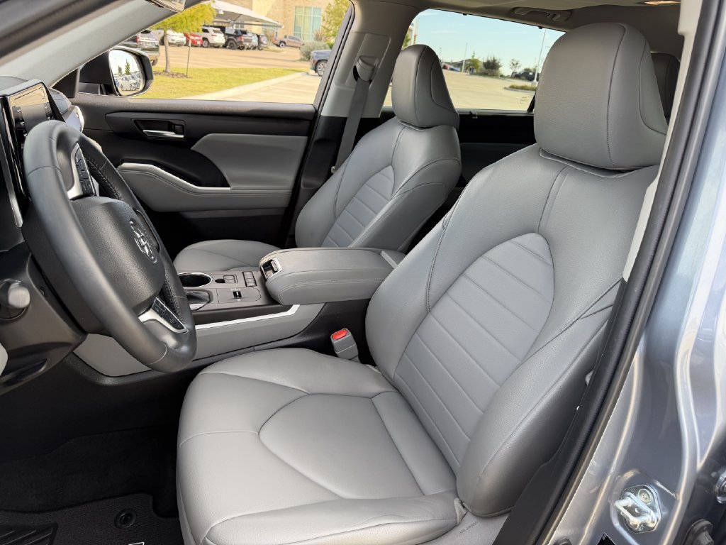 Used 2022 Toyota Highlander XLE FWD image 26