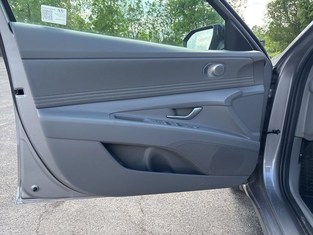 New 2025 Hyundai Elantra SEL FWD image 18