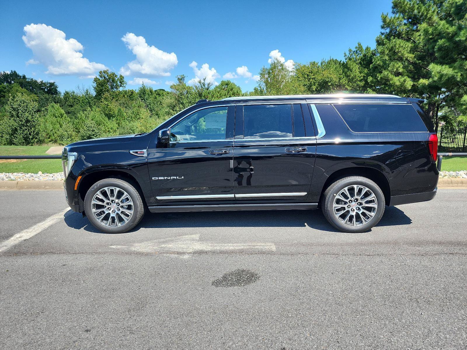New 2026 GMC Yukon XL Denali w/ Denali Reserve Package AWD/4WD image 2