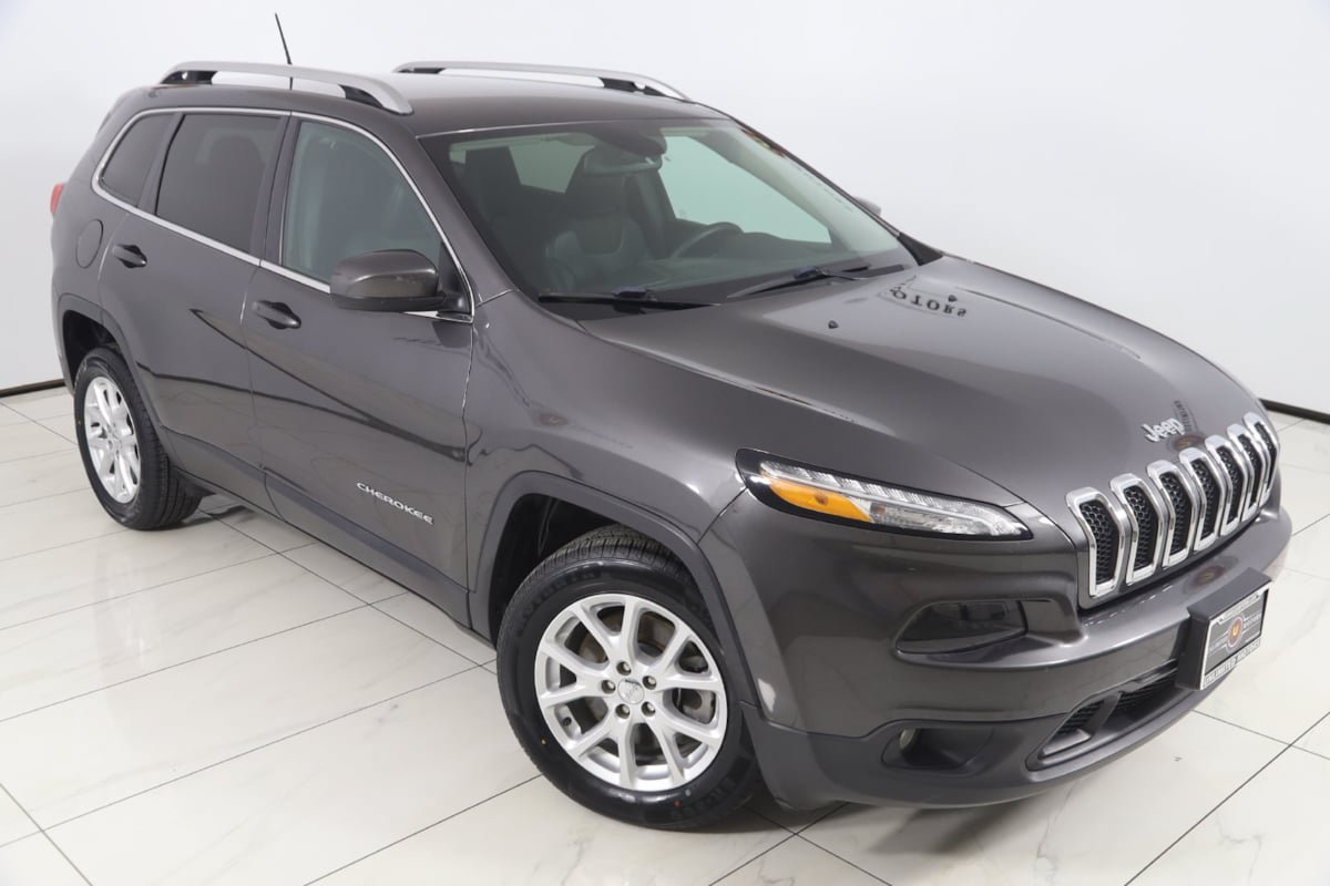 Used 2018 Jeep Cherokee Latitude Plus w/ Cold Weather Group FWD image 14