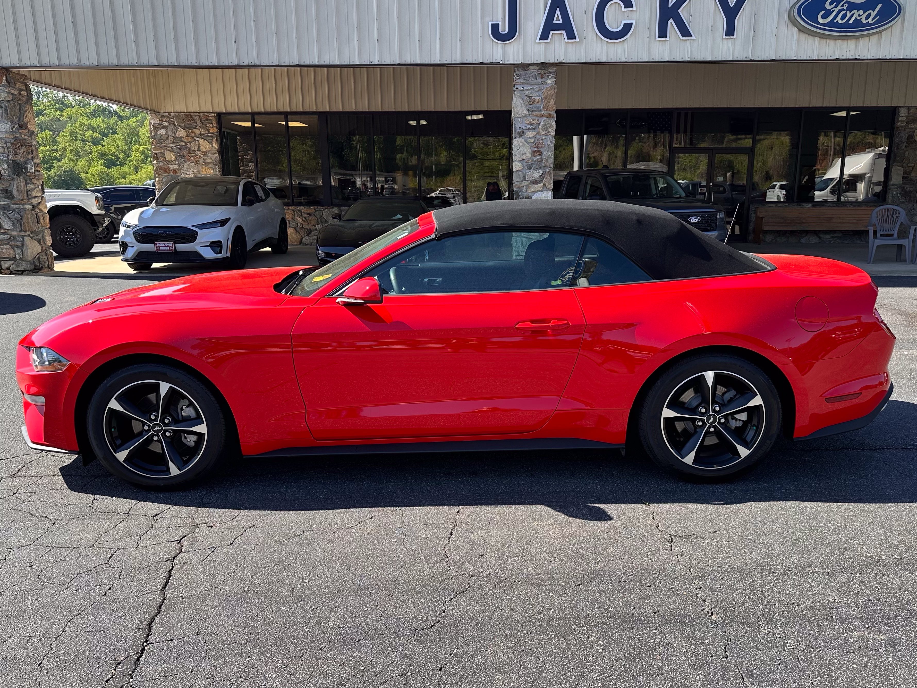 Used 2018 Ford Mustang Convertible RWD image 1
