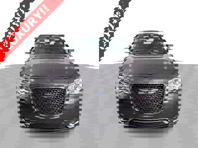 Used 2018 Chrysler 300 Limited image 3