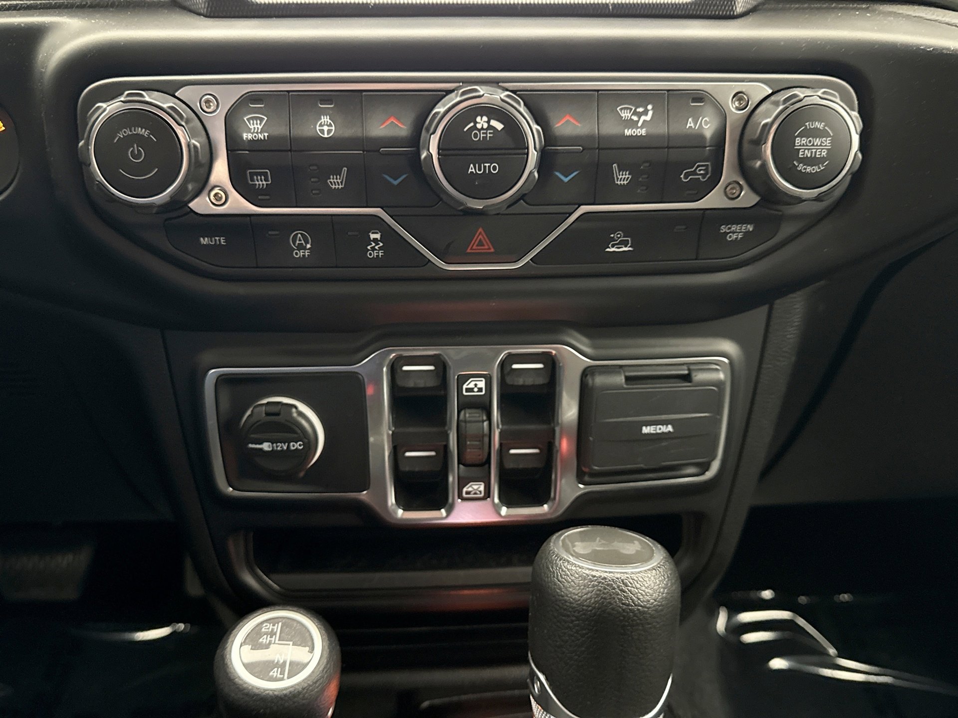Used 2023 Jeep Wrangler Unlimited Sahara w/ Cold Weather Group AWD/4WD image 17