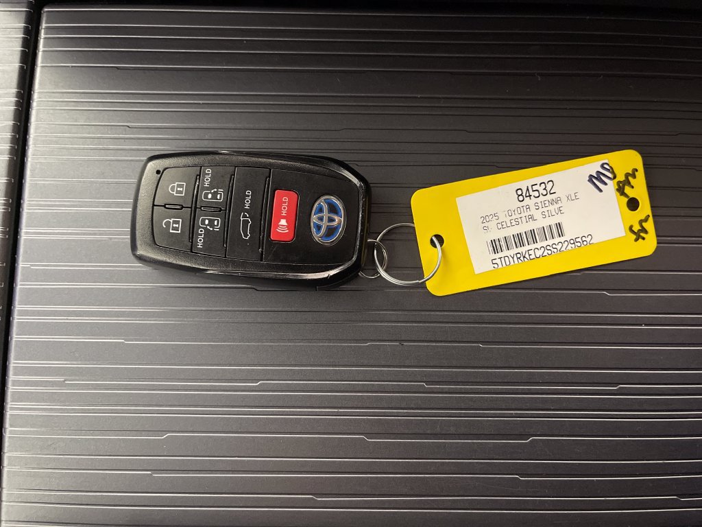Certified 2025 Toyota Sienna XLE FWD image 24