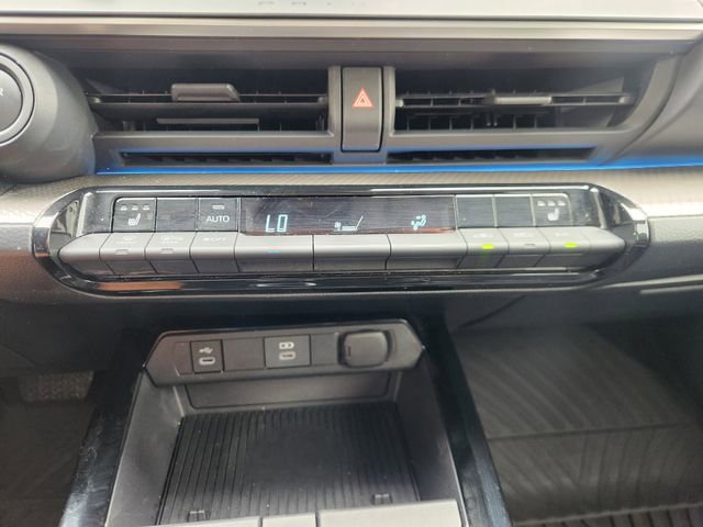 Used 2024 Toyota Prius XLE FWD image 18