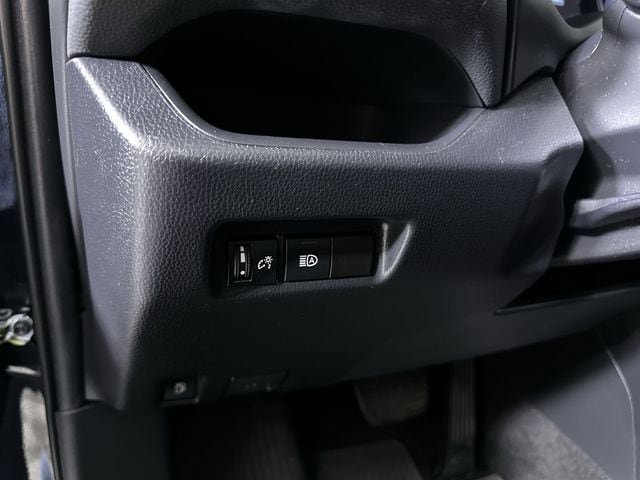 Used 2021 Toyota RAV4 LE AWD/4WD image 18
