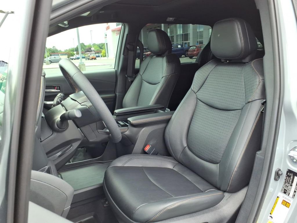 Certified 2025 Toyota Sienna XLE Woodland Edition AWD/4WD image 3