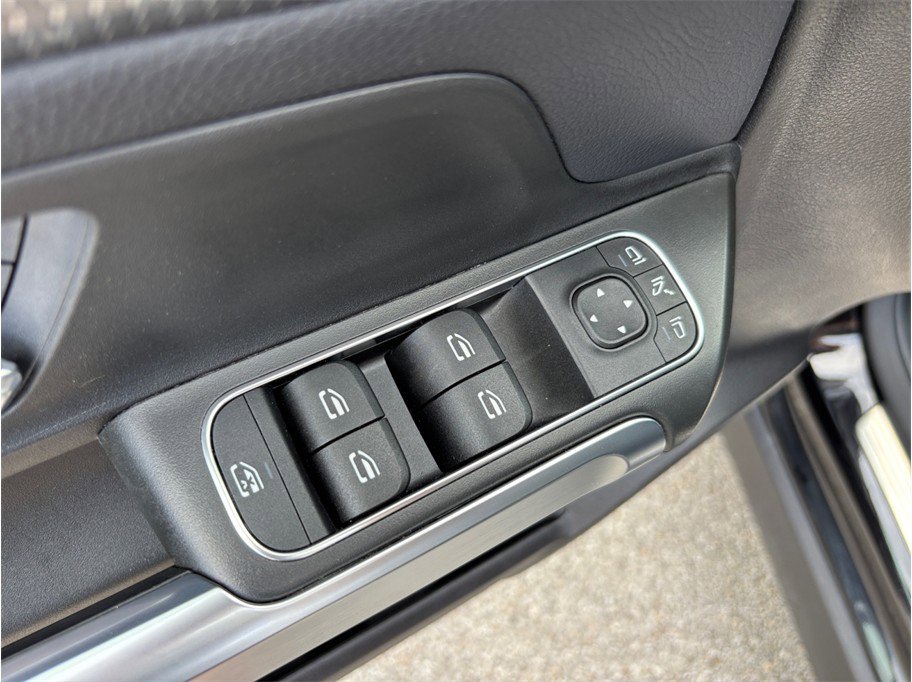 Used 2020 Mercedes-Benz GLB 250 4MATIC w/ Premium Package image 21