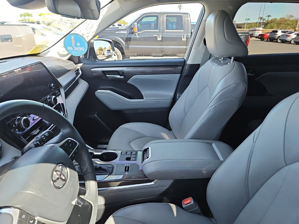 Used 2023 Toyota Highlander Limited FWD image 5