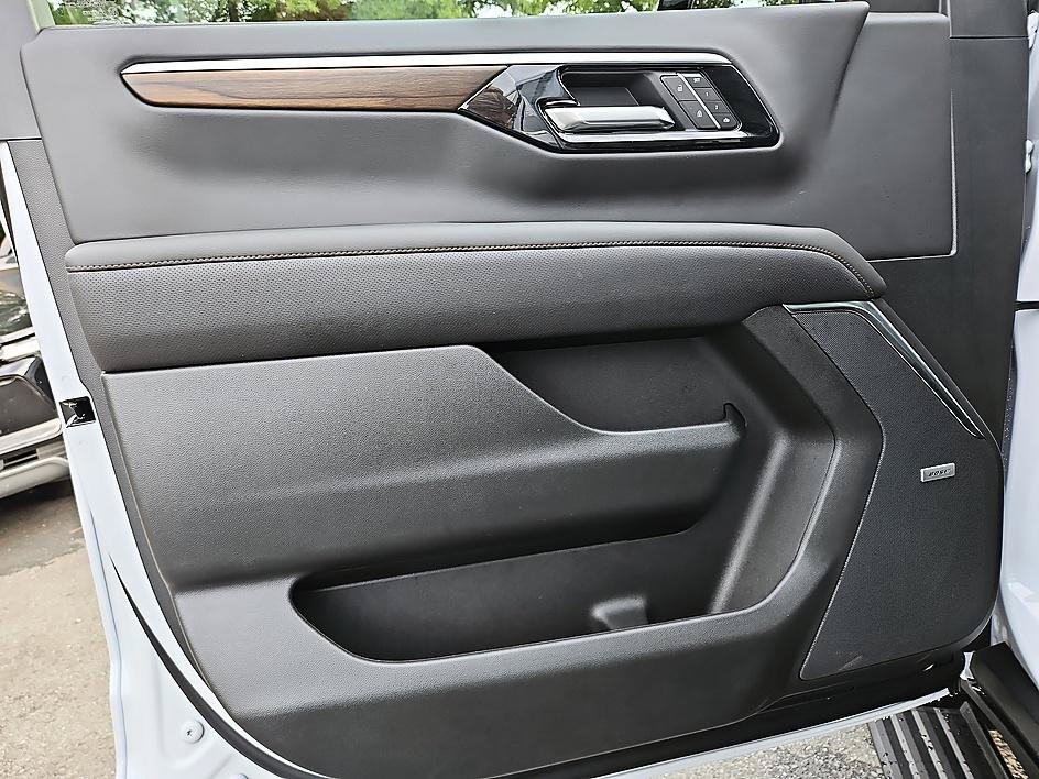 New 2026 Chevrolet Tahoe High Country AWD/4WD image 16