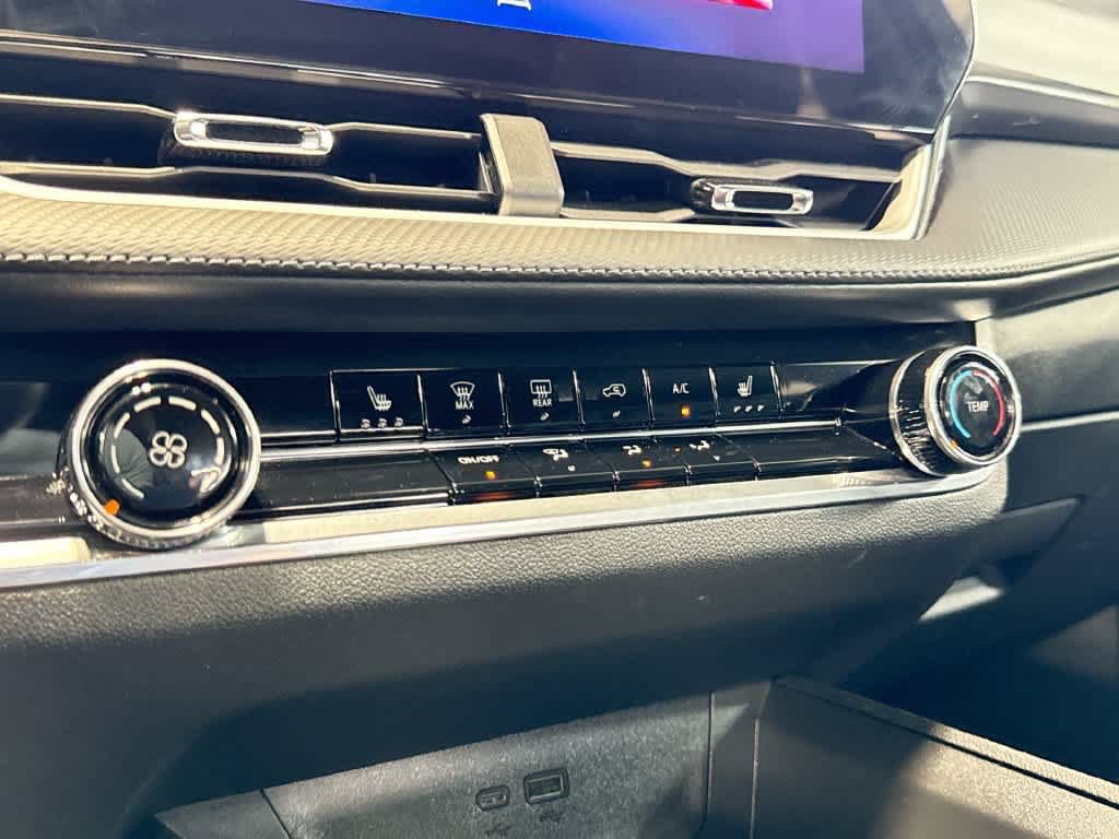 Used 2025 Chevrolet Equinox LT FWD image 19