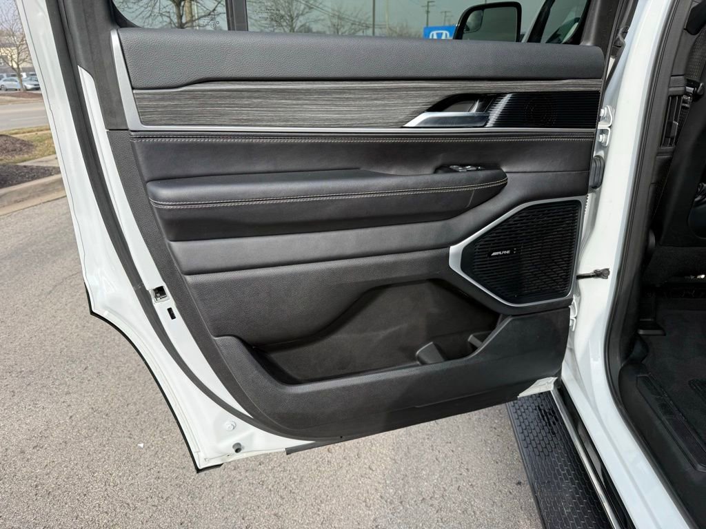 Used 2023 Jeep Wagoneer Series III w/ Preferred Equipment Group image 32