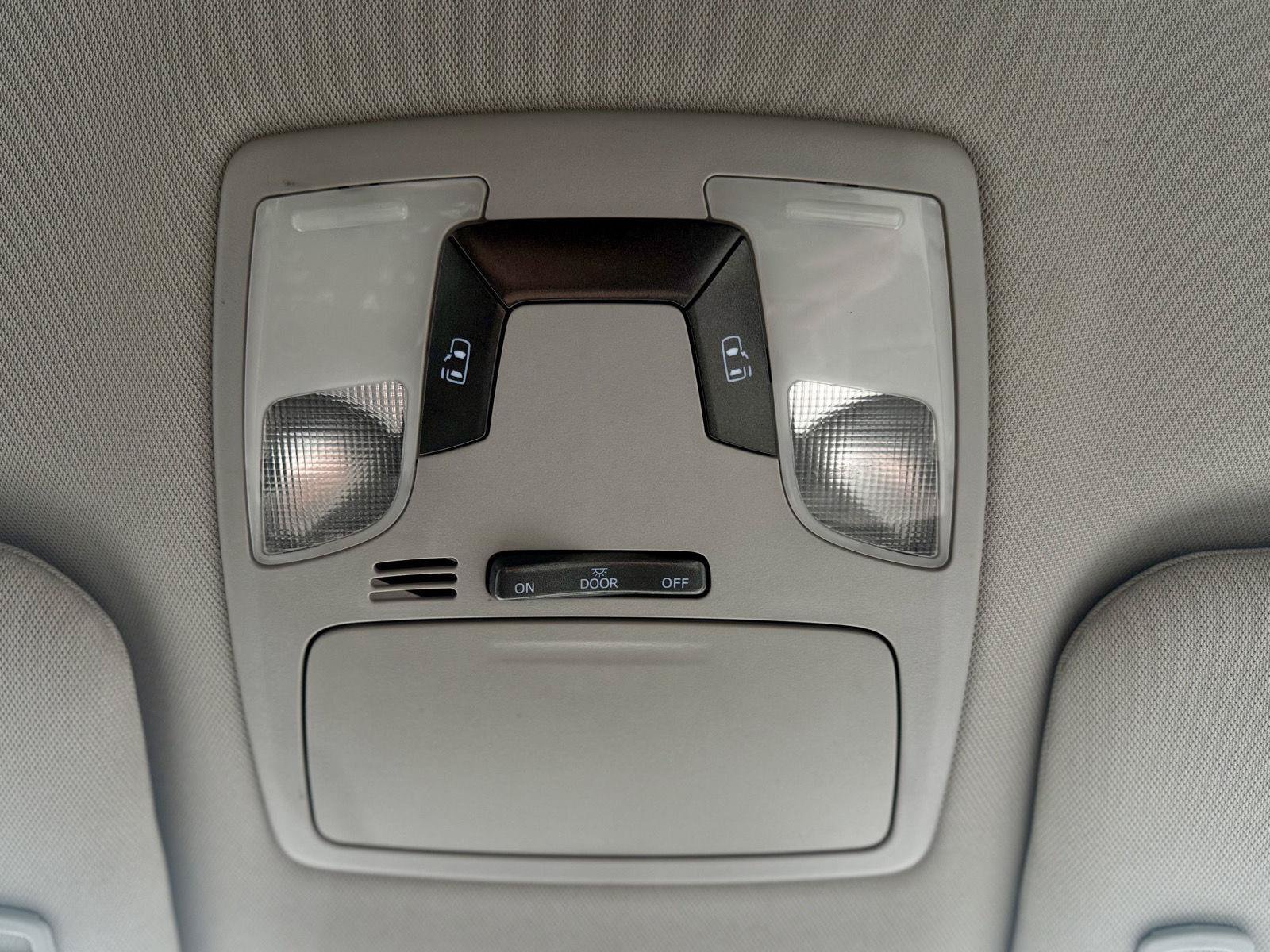 Used 2015 Toyota Sienna LE FWD image 35