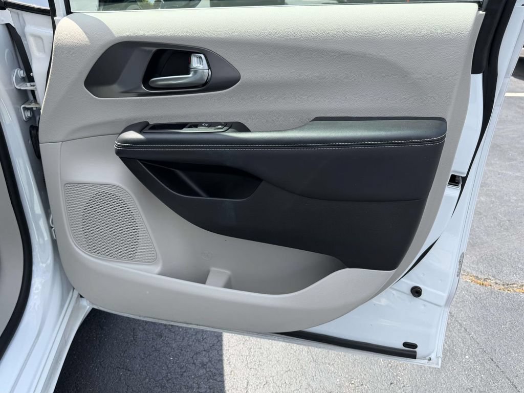 Used 2024 Chrysler Pacifica Touring-L FWD image 10