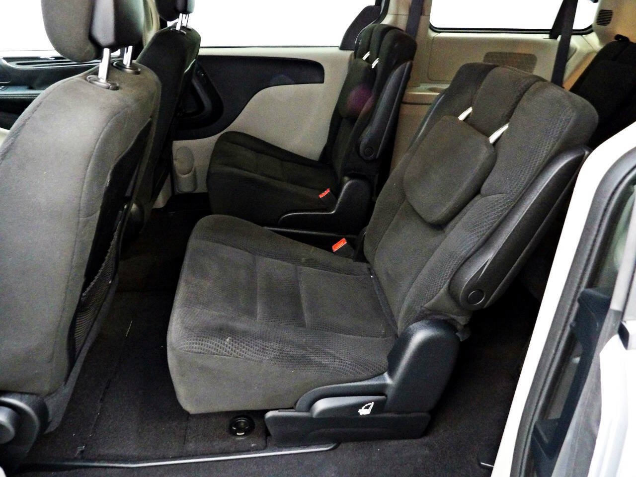 Used 2016 Dodge Grand Caravan SE FWD image 9